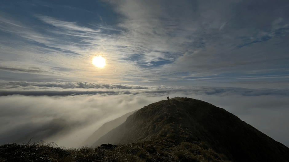 Tramping above the clouds – descending down to Concertina Knob