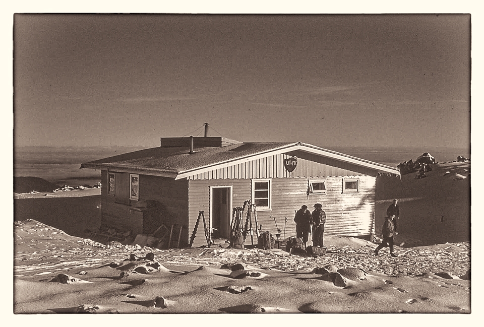 The WTMC Ruapehu Lodge in winter 1954