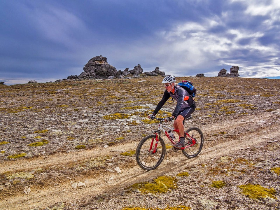 Mountain biking along the top of the Rock and Pillar Range Otago